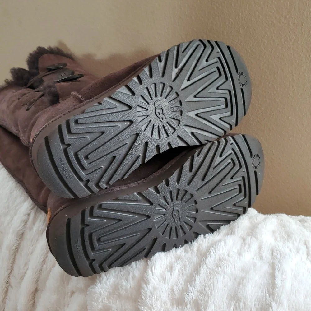 UGG bailey button